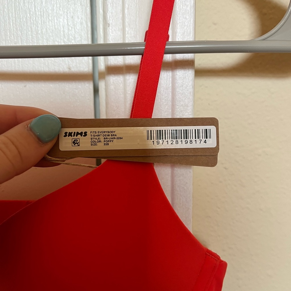 Skims Fits Everybody T-Shirt Demi Bra - Picture 3 of 5